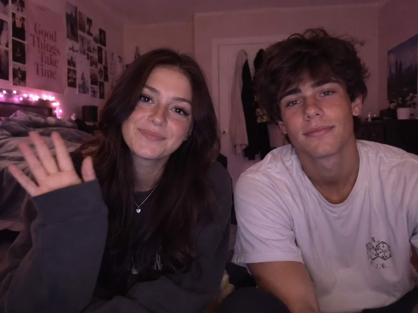 Due persone che sorridono alla videocamera